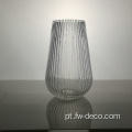 Vaso de flor de vidro com nervuras de cilindro transparente em casa